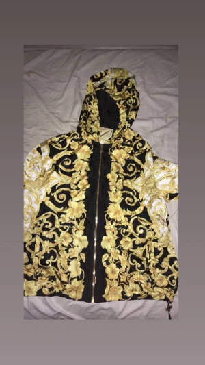 versace jacka - säljer en versace jacka, äkta och i bra skick. Pris går att diskutera