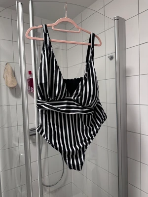 Svartvit baddräkt XXXL - Svartvit baddräkt XXXL  Jättebra skick, anvant 2-3 gånger