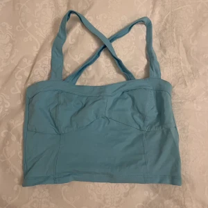 Topp - Blå topp från gina i storlek S! Köpt på vinted men i fint skick!💕