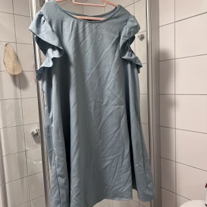 Ljusblå\gråblå enkel klänning - Ljusblå\gråblå enkel klänning  Polyester   Storlek XXXL  Bra skick