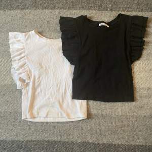 Två tröjor från zara! Vit och svart, går bra att köpa en eller båda🤩 bra skick! Volanger på sidan🪩 Köp en för 100kr. Köp båda för 170kr😍