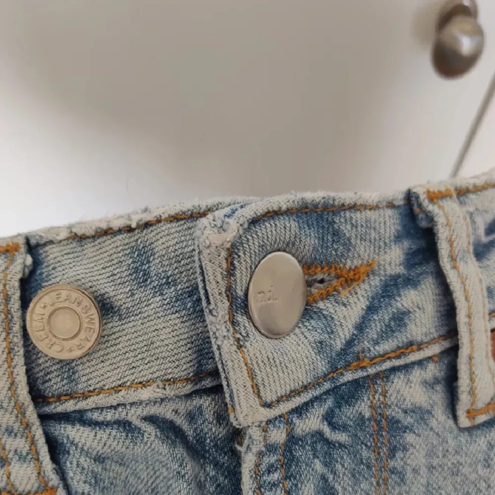 Superfina jeans från bikbok, hög midja så passar korta kroppar, jag har även satt på en extra knapp som man kan se på sista bilden💓. Jeans & Byxor.