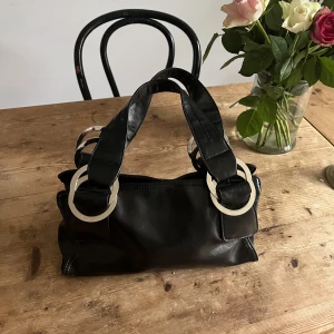 Väska  - Supersöt svart väska!! Ganska liten men rymmer ändå en del. Märket är next. Den är i fint skick, säljer för att jag har fler favoriter 🌟