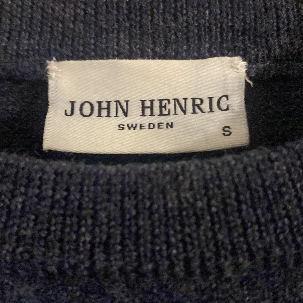 Säljer min snygga och jättesköna tröja från John Henric i Merinoull😍.Nypris 999kr, I nyskick, Storlek S. Hör gärna av er vid frågor‼️. Stickat.