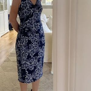 Ralph Lauren klänning - Säljer den här sommarklänningen från Ralph lauren. Skysterbara band längs midjan så att den sitter fint på alla. Elastisk med fint fall