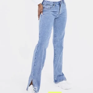 Tall jeans - Säljer dessa för att de är för små för mig. De är extra långa i benen och högmidjade. Skriv ifall ni vill ha extra bilder eller mått🖤