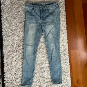 Jeans ifrån American Eagle som heter ”super super stretch” och är i storlek US 6 (EU 38/S). Dom är också low waisted.