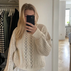 Stickad tröja  - Stickad tröja från nakd i vit/beige färg. 