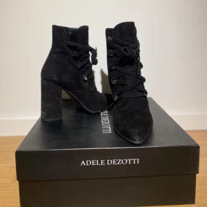 Klackar  - Vintage Adele Dezotti klackar. Tjock material som gör de möjligt att anvönda dessa under vintertid. Om man inte älskar snörningen framtill kan man enkelt ta bort den samt klippa bort knapparna om man vill.