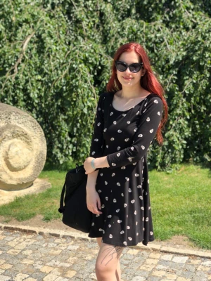 Klänning - En svart klänning med tryck, storlek 38.  Längd: 85 cm Bröstet: 36 cm