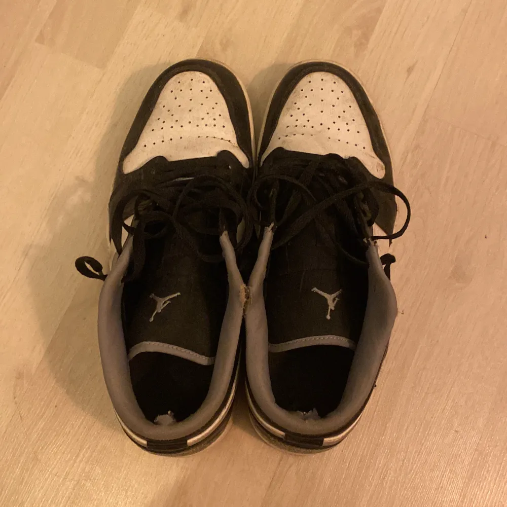 Jordan 1 low från Nike/Jordan. Storlek 44.. Skor.