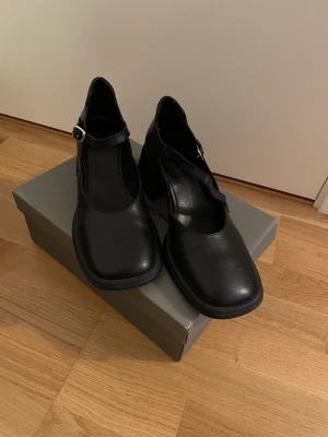 Vagabond Mary Janes - Vagabond pumps/Mary Janes modell Anais. Sparsamt använd så i mycket fint skick. Storlek 40 men stor i storleken (skulle kanske passa storlek 41).