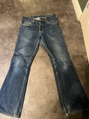 Lee jeans i stl 37/38 - Jätte snygga jeans som jag tröttnat på från Lee, vid intresse skriv för fler och bättre bilder. 