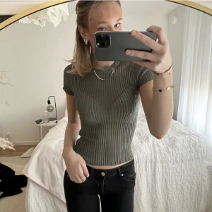 T-shirt  - Snygg Tajt genomskinlig topp. Säljer då den inte kommer till användning. Skriv privat för fler bilder.