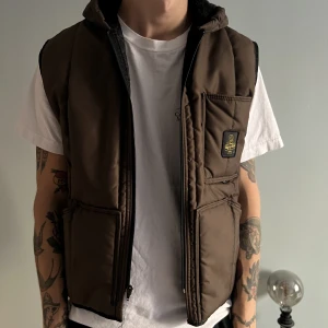 RefrigiWear Väst - Vintage väst i fint skick, köpt på Abiti i Göteborg. Passar M/L Skriv för fler frågor :)