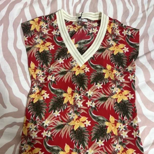 Cocktail blus - Det n söt kortärmad blus, tunt material, väldigt bekväm, helt ny har inte tagit på mig den någon gång. 