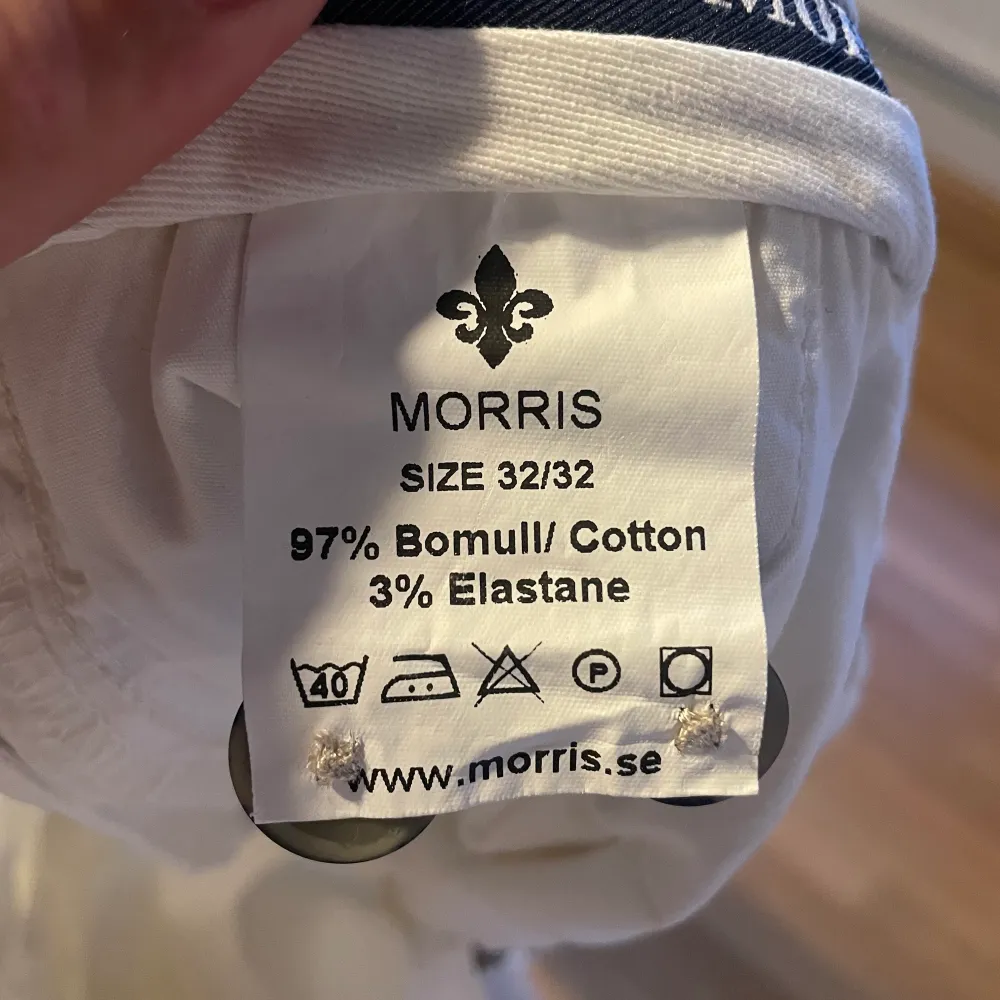 Vita Morris byxor, perfekt till sommaren.  I storleken 32/32!  Sparsamt använda Nypris 1119 via careofcarl . Jeans & Byxor.