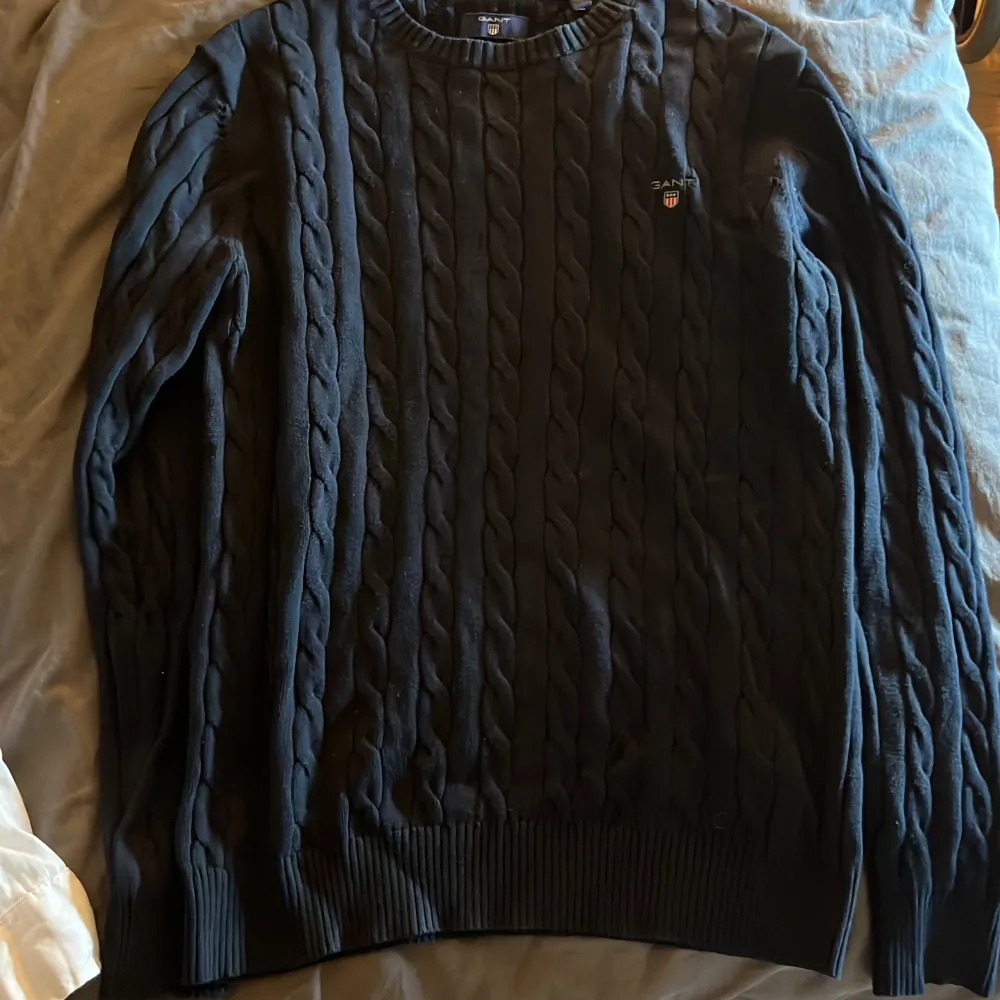 Mörkblå GANT sweatshirt i bra begagnat skick! Ordinarie pris 1200kr Säljer för endast 400kr. Tröjor & Koftor.