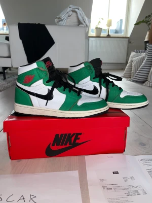 WMNS Air Jordan 1 High OG ”Lucky Green” - WMNS Air Jordan 1 High OG ”Lucky Green” Size - EU 43 US 11 Cond - 7/10 (något använda) Pris 1000