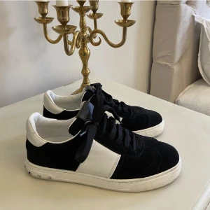 Valentino Flycrew - Intressekoll på dessa Valentino Flycrew då de var lite för stora på mig! Storlek 38🤩 Även intresserad av byte till storlek 37. Väldigt fint skick!