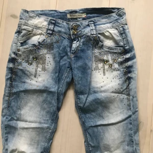 Glitter jeans - Jeans med glitterstenar på💗 Väldigt y2k eller bratz stil. Lowrise/ lowwaist och mycket snygga. Knappt använda, några större stenar har lite slitning i tråden som håller fast det, men dem sitter fast bra ändå✨