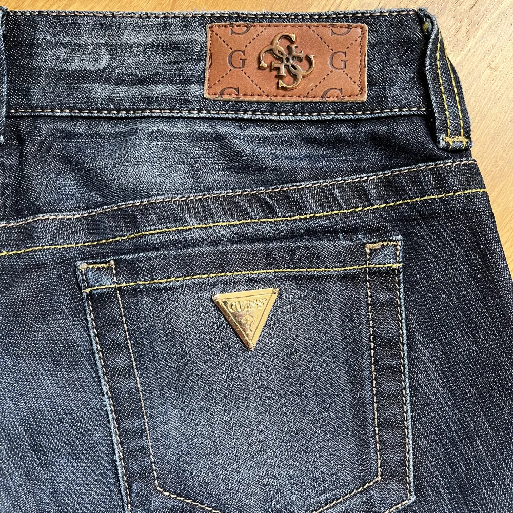 Säljer dessa coola jeans med snyggt märke där bak! ❤️Som i nyskick och knapp använda! Midjemått: 38 cm. Jeans & Byxor.