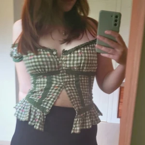 Söt topp - Jättesöt topp från review, aldrig använt själv men köpt secondhand 🌼 