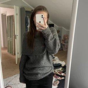 stickad tröja - en mysig tjock stickad tröja som är off shoulder💘 lite oversized👌