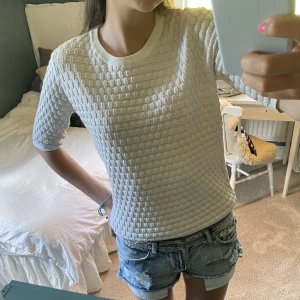 T-shirt - T-shirt med fint mönster som gör den lite mer unik🌸