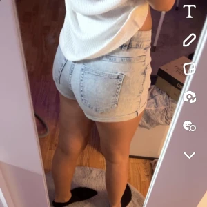 Jeans shorts - Säljer nu dessa ljusblåa jeans shorts från New yorker! Storleken är xxs men känns som xs! Köpte de för 189 :- 💗 Pris kan diskuteras 💓💓💓