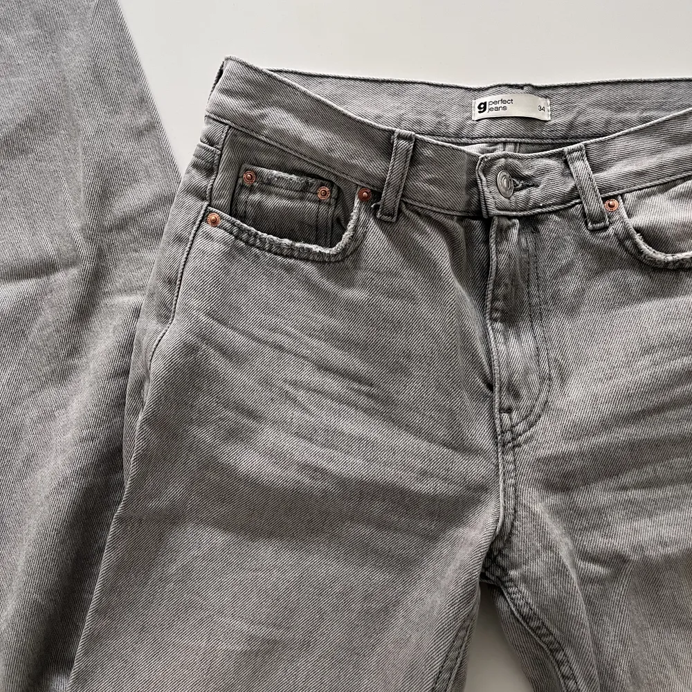 Säljer dessa jeans från Gina Tricot, lågmidjade och ass snygga🩷säljer pågrund av att dom inte passar mig längre. Nypris 499 men säljer för 200🩷. Jeans & Byxor.