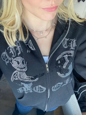 Aim for the moon hoodie - Säljer denna zip hoodien från Aim for the moon. Jättefin men kommer tyvärr inte till användning längre. Nypris 900kr. Skriv gärna vid frågor eller för fler bilder🥰