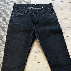 Lee jeans. Svart - Svarta lee jeans. Aldrig andvända. Storlek 32/34. Skriv så får ni alla mått! Nypris är 1199. Pris kan diskuteras