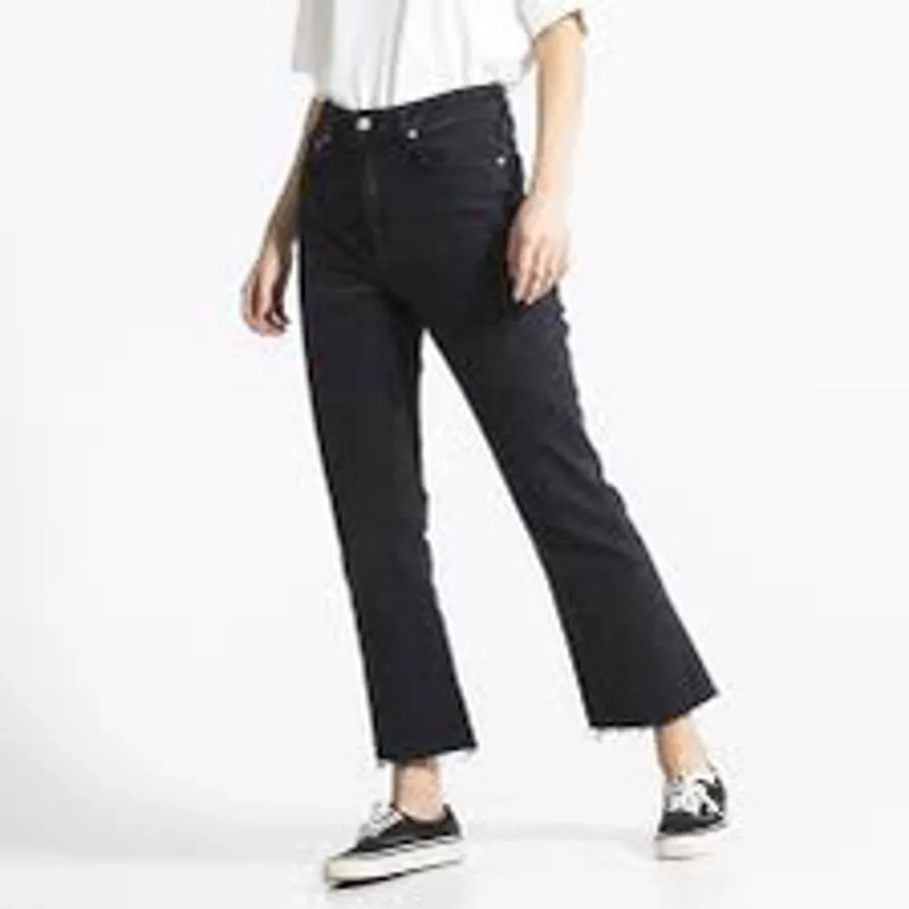 Svarta jeans från lager 157 i modellen Kick, är inte använda så mkt, köpta för ca 2 månader sen och använda typ 3 ggr🫶🏻🫶🏻säljer dem för att dem inte används💖Säljer likadana i ljusblått, Dem är high waist och croppade storlek XXS 15 kr💖💖🫶🏻. Jeans & Byxor.