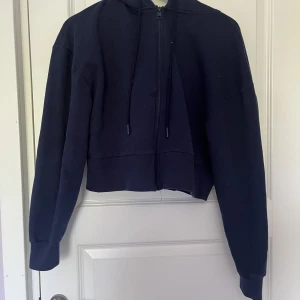 Cardigan  - Cropad ziphoodie ifrån Zara💘 köpt 2021 och är knappast använd💘 passar till allt och är super skön💘 nypris 300kr💘 storlek S pris: 50kr+ frakt