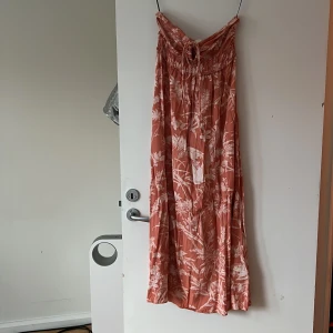 Lång bandauklänning  - Bandauklänning från H&M, aldrig använd. 