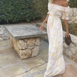 Klänning - Klänning från ba&sh. Sparsamt använd och i super bra skick. Köpt förra sommaren. Så fin💕💗💓