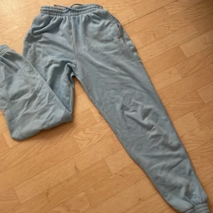 Ett par sköna baby blue mjukis byxor  - Dom är varma o sköna att ha och den är suppersnygga säljer dom pågrund av det är för små 