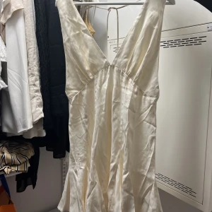 Beige volangklänning - Storlek M men passar även en S också. Helt oanvänd. Kostar 399kr nypris, säljer direkt för 200kr eller högsta bud 