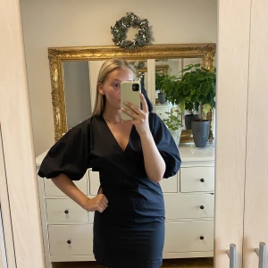 H&M klänning - Jättefin oanvänd svart fest/sommarklänning från H&M i strl xs (lappen sitter kvar). Köparen står för frakten 