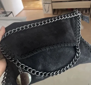 Väska - Säljer denna Stella McCartney liknande väska då jag inte använder den längre, sparsamt använd och inga deffekter💖