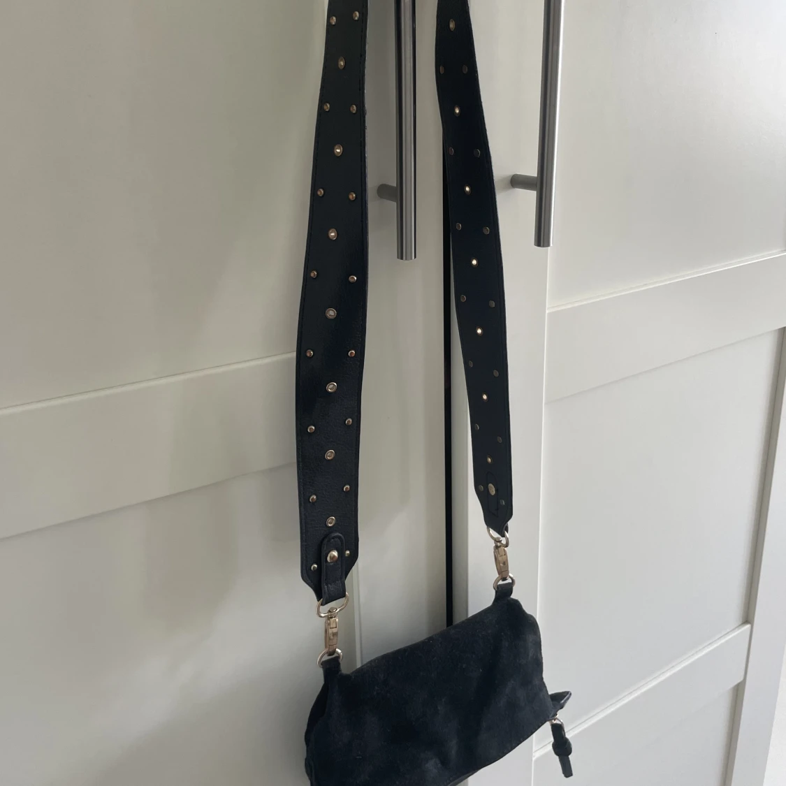 Svart axelremsväska med gulddetaljer - 90