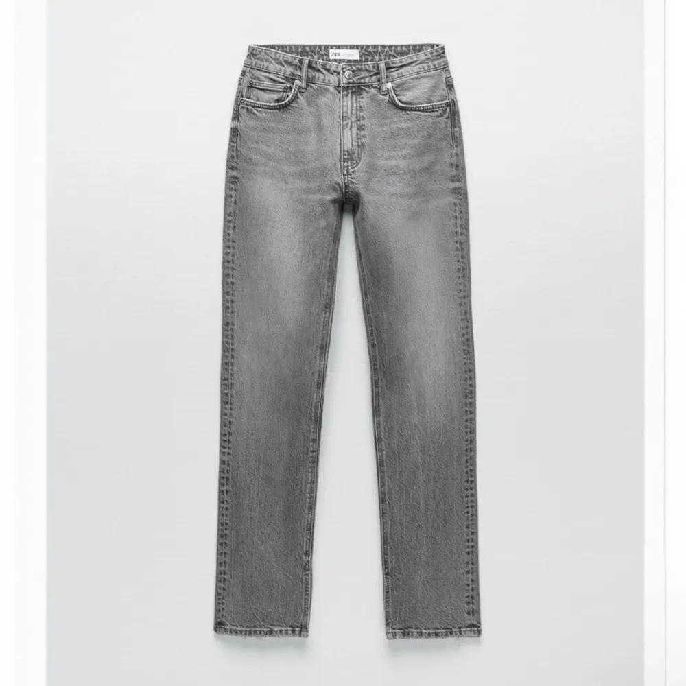 Oanvända jeans från Zara med split🤍 Storlek 32 fast skulle säga att dom är mer som 34/36. Jeans & Byxor.