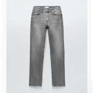 Oanvända jeans från Zara med split🤍 Storlek 32 fast skulle säga att dom är mer som 34/36