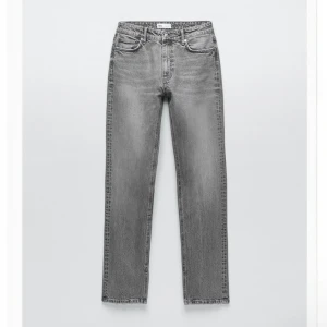 Jeans - Oanvända jeans från Zara med split🤍 Storlek 32 fast skulle säga att dom är mer som 34/36