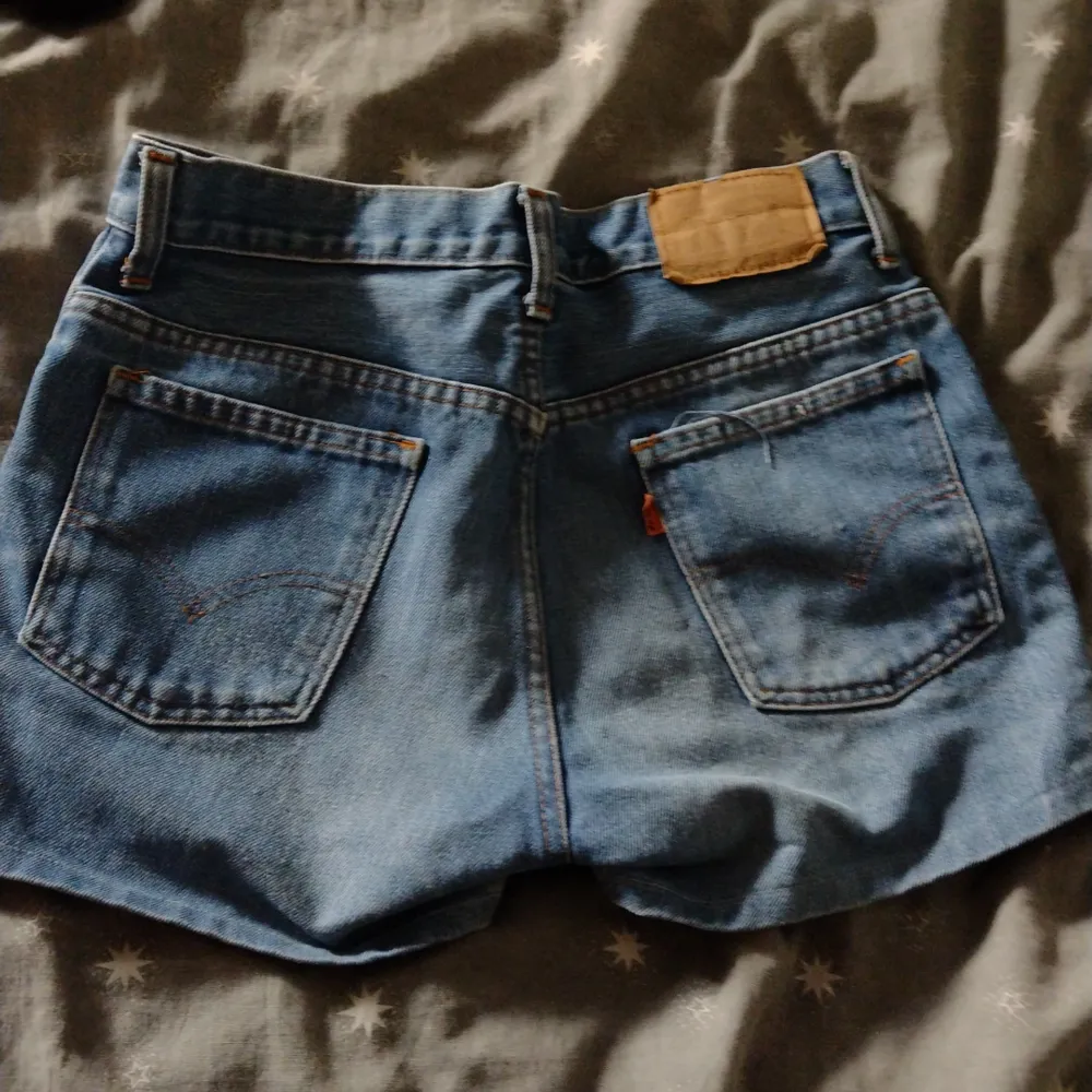 Fina Levis shorts som jag säljer för att de är lite för små i låren för mig men annars super snygga. Vanligt jeans material. . Shorts.