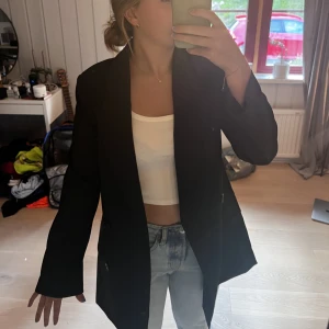 Blazer/kavaj - Köpt för 400 på hm, i strl S men den är oversized! Så passar även M skulle jag tro. Skriv för fler bilder 