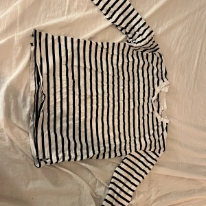 Tröjor  - En blå randig och en svart randig tröja från lager 157 köpte för 1 år sedan endast haft på mig båda en gång. Man får med båda i priset.