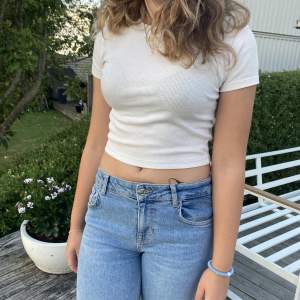 Crop top från NewYorker! Okej skick ganska mycket använd. Säljs pga används inte längre Storlek: S