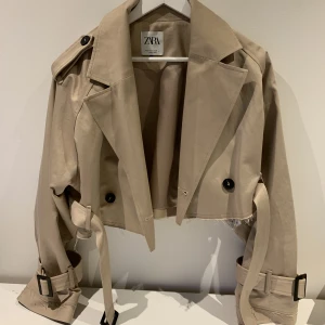Croppad trenchcoat  - Super fin, men inte så använd tyvärr! Nyinköpt i våras för runt 800kr. Croppad!